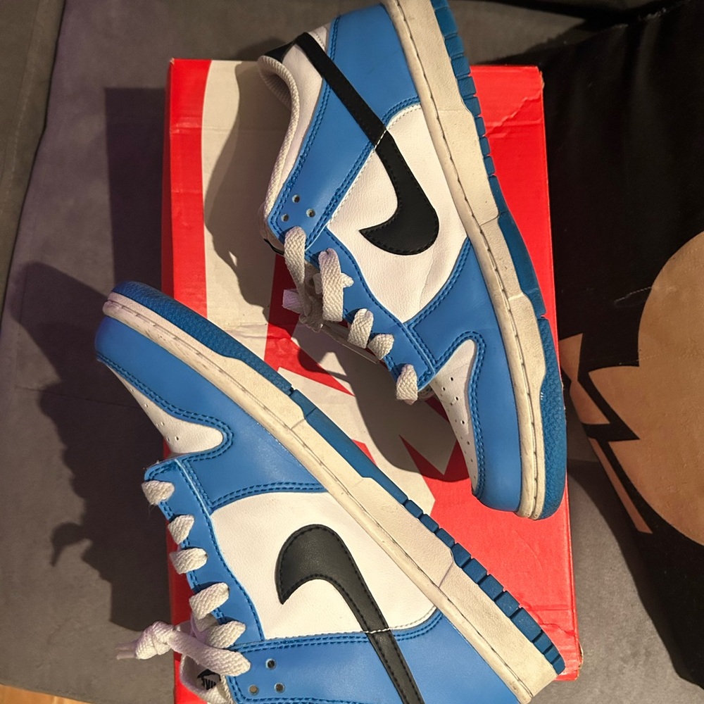 Nike Low top Dunks in Blue, White and Black colors Size 6y or 7.5 in Women’s